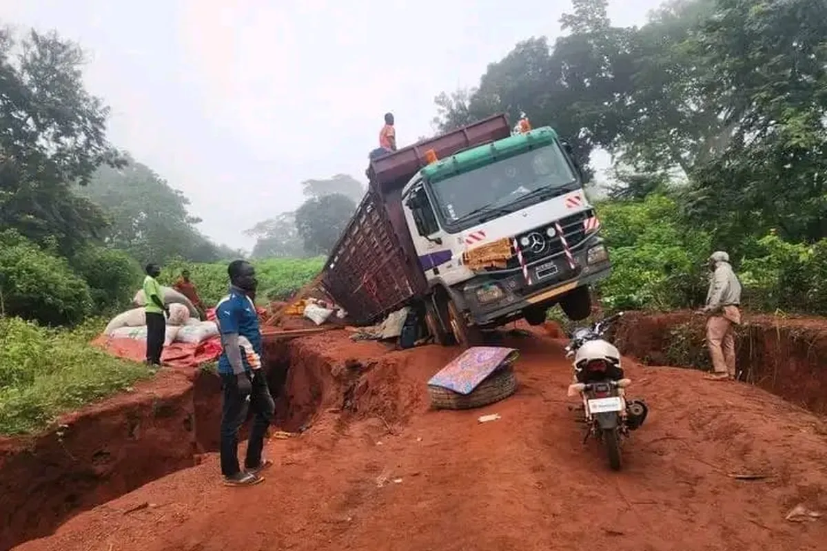 Un camion renversé près de Carnot accentue les difficultés sur l'axe Berbérati