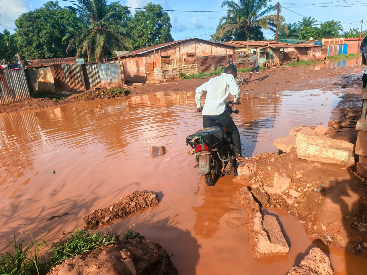 Avenue Omar Bongo : Un état de délabrement qui sème le chaos et multiplie les accidents