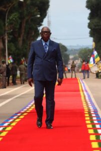 Drapeau centrafricain : le respect exigé par Moloua face à l'usage controversé par Touadéra